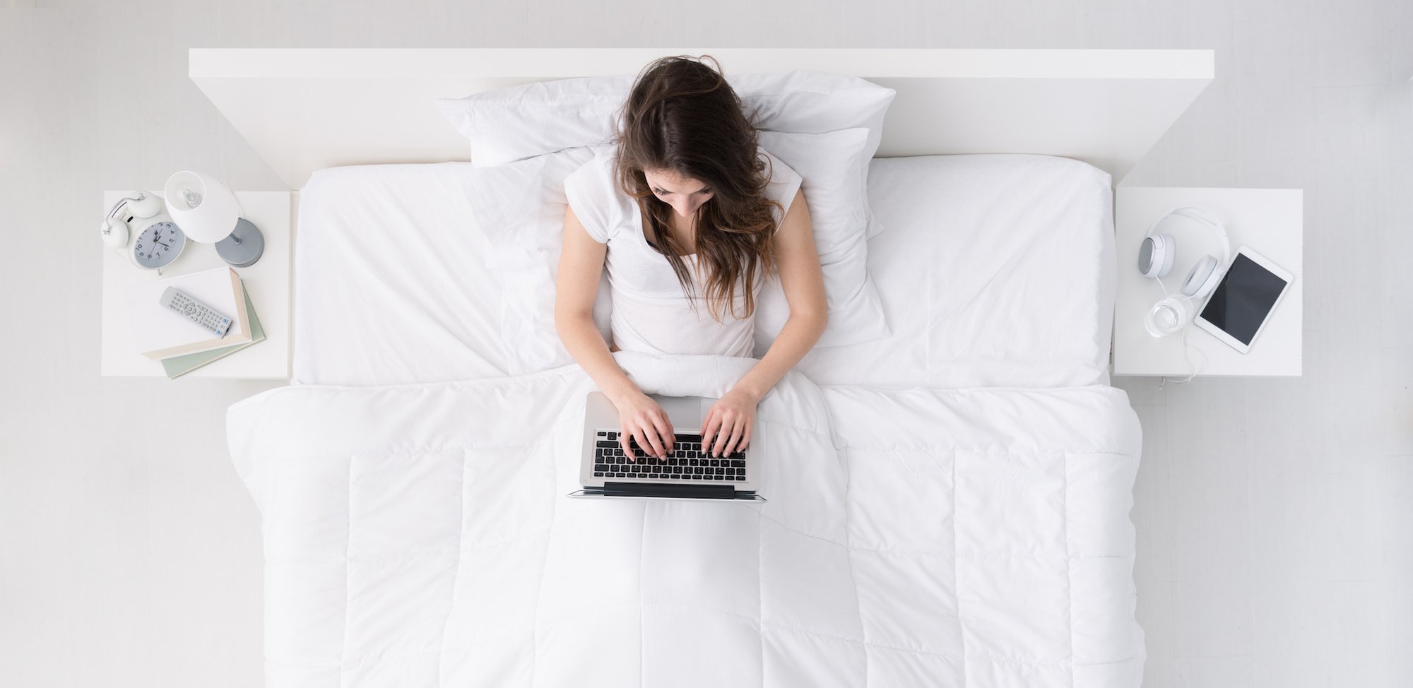 [hotel] femme lit laptop