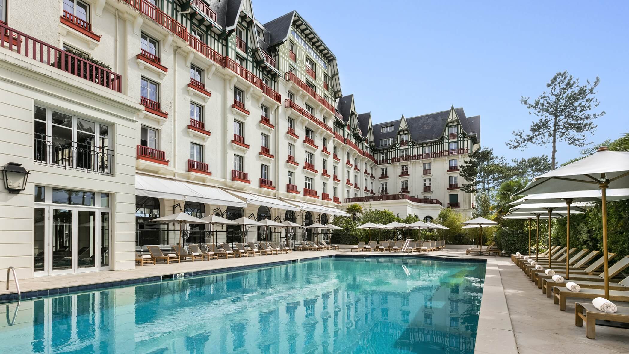 Barrière Hotel l'Hermitage swimming pool