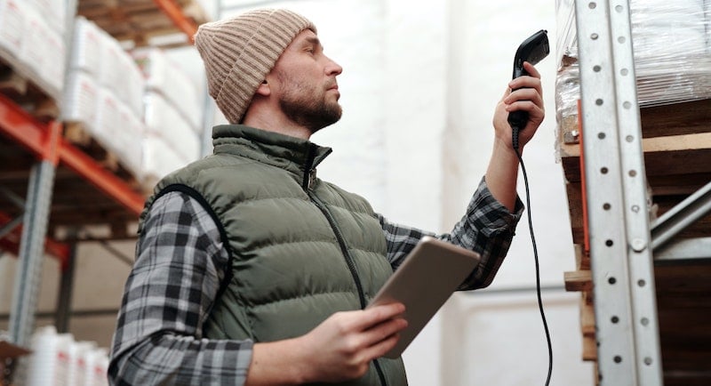 Mitarbeiter mit WLAN-verbundenen Geräten im Lager