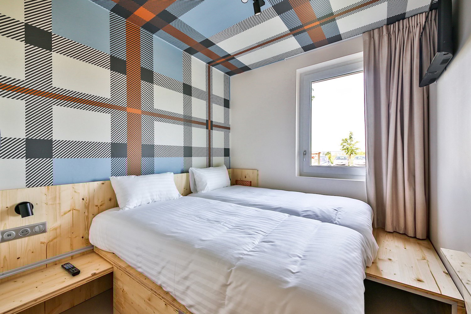easyhotel room