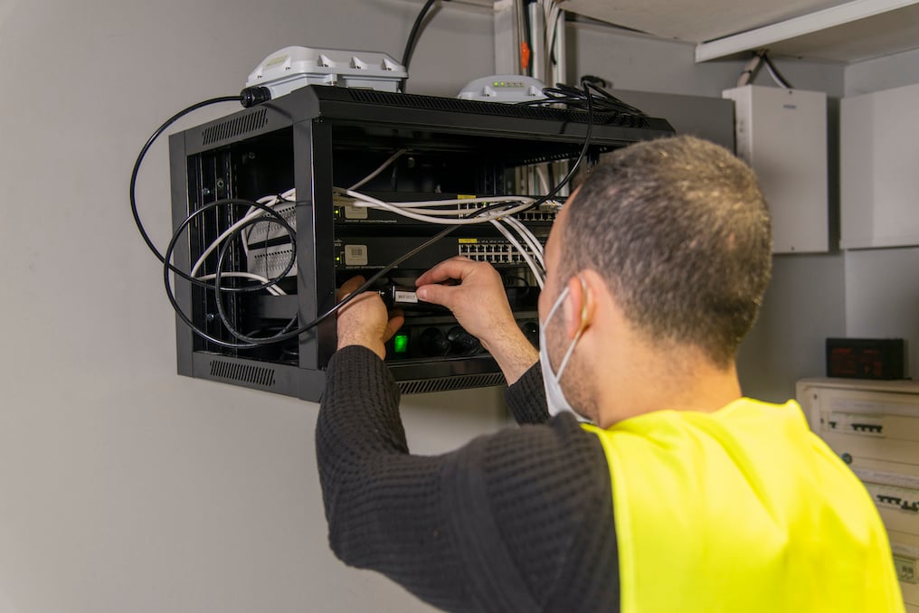 Configuration et étiquetage des équipements réseau — déploiement WiFi Wifirst chez Norauto Péronne