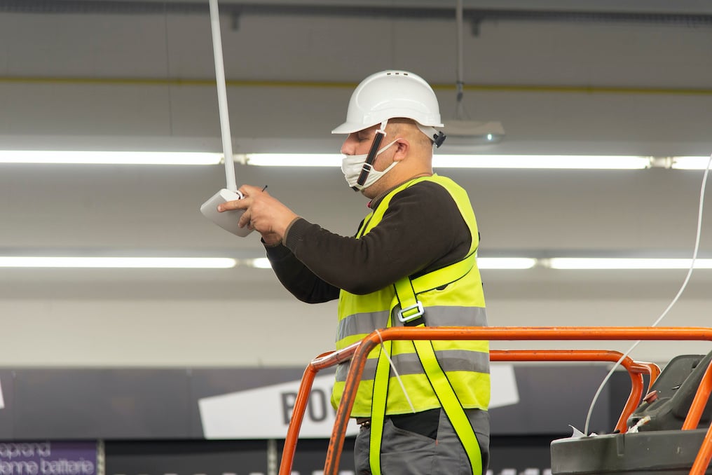 Installation d'un point d'accès WiFi professionnel — technicien Wifirst sur chantier Norauto Péronne