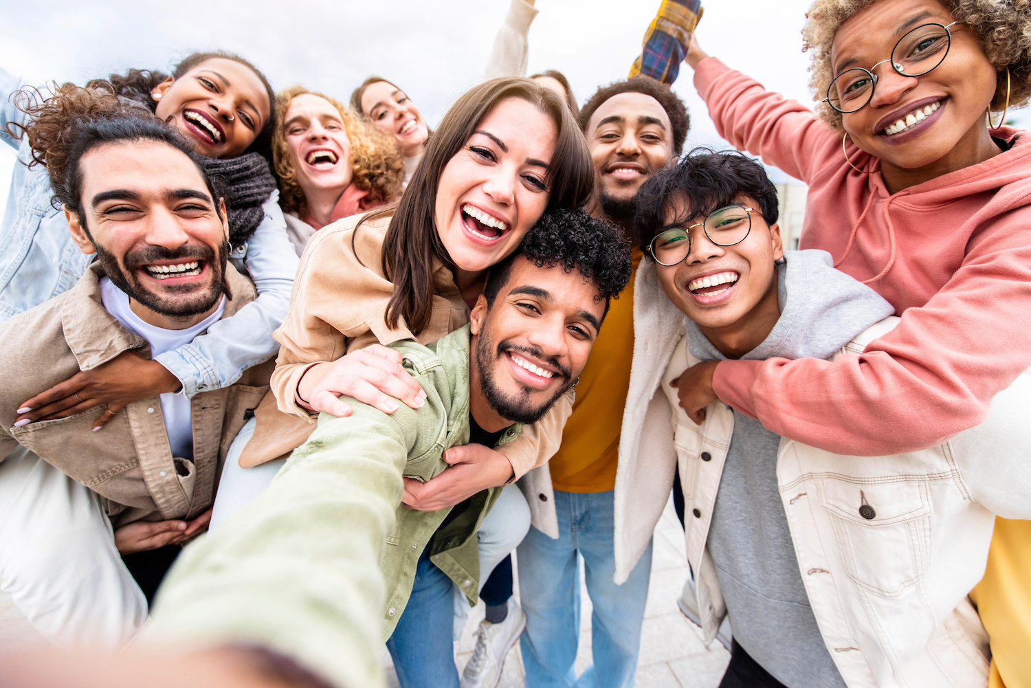 jeunes heureux selfie-1